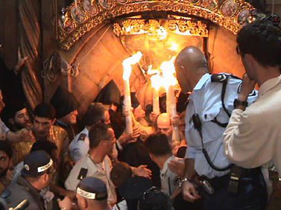 Lumina de la Ierusalim va ajunge, sâmbătă, la aeroportul din Suceava, în jurul orei 20.30 Lumina de la Ierusalim va ajunge, sâmbătă, la aeroportul din Suceava, în jurul orei 20.30