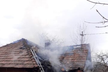 Incendiul a pornit de la o candelă