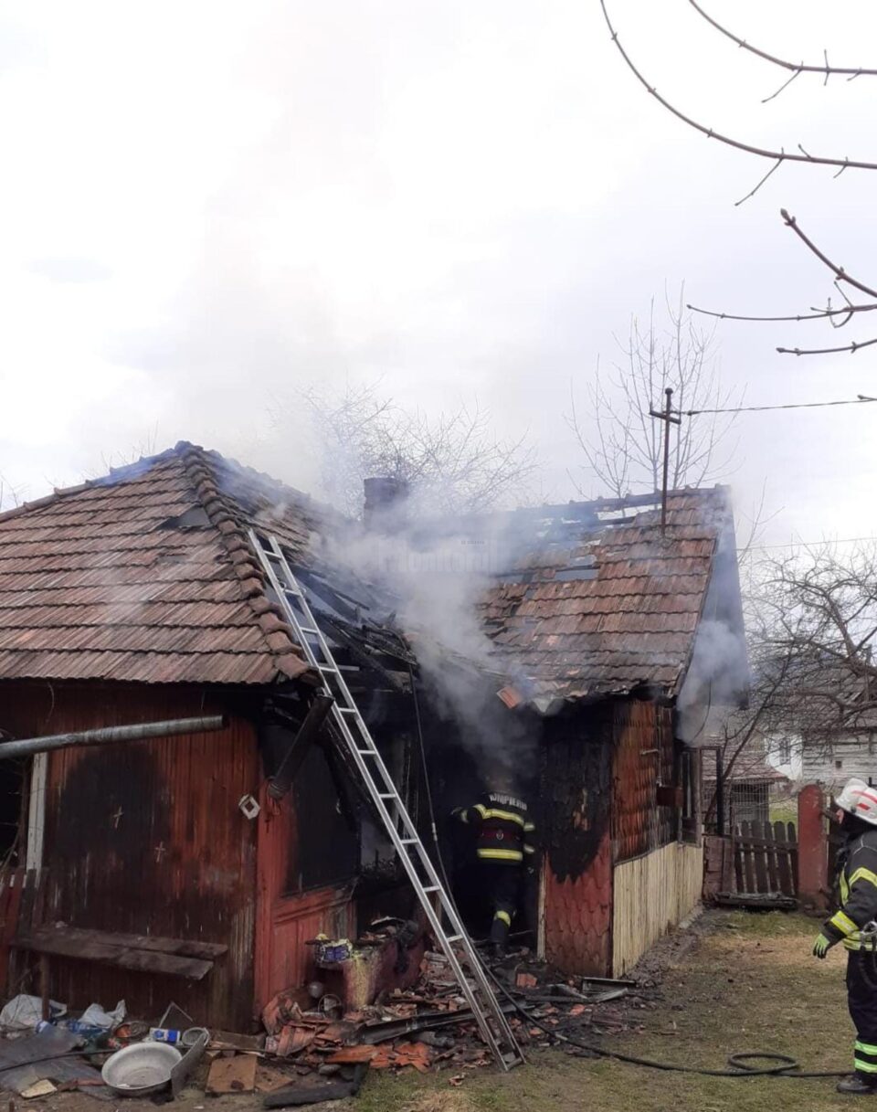 Incendiul a pornit de la o candelă