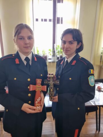 Vechi Motive Românești, Foto elev sergent Alexandra Gicovanu și elev fruntaș Larisa Dăscălescu (1).jpg