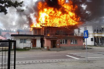 Incendiu puternic la o clădire cu spații comerciale din Broșteni