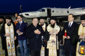 Lumina Sfântă de la Ierusalim a ajuns pentru al 14-lea an consecutiv la Suceava. O delegație din Cernăuți a dus Lumina în Ucraina