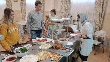 Angelica servește mâncare refugiaților