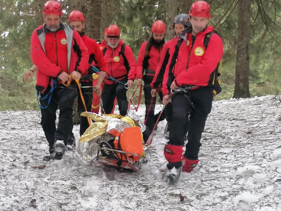 Femeia a fost transportată in siguranță către un echipaj medical