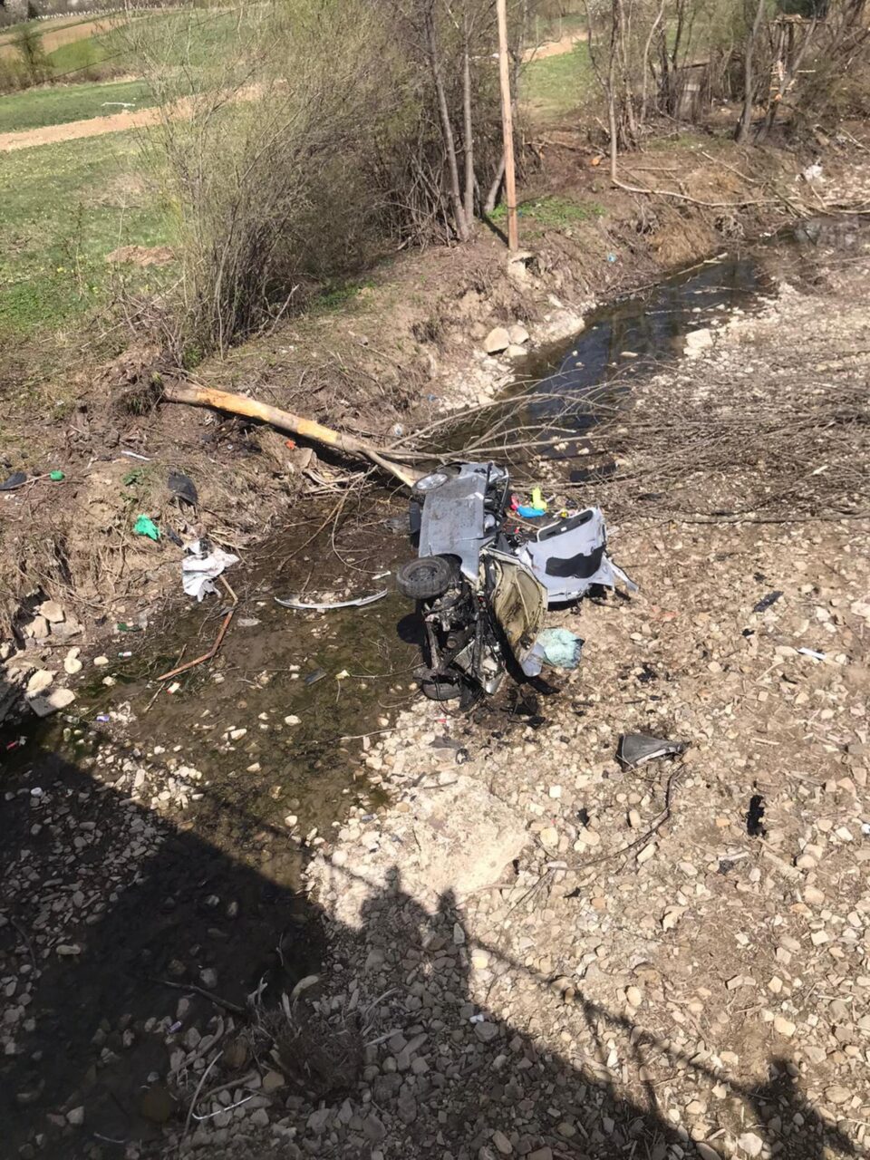 Un mort și un rănit grav după ce un BMW a zburat de pe șosea