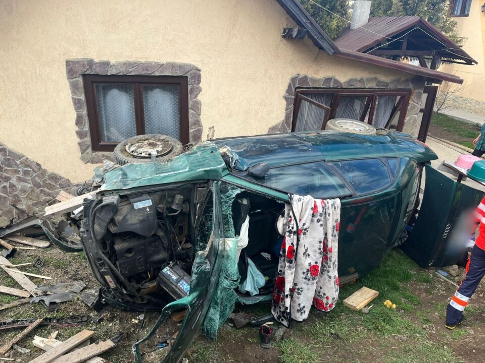O persoană a rămas încarcerată după ce o mașină a rupt un gard și s-a răsturnat într-o curte O persoană a rămas încarcerată după ce o mașină a rupt un gard și s-a răsturnat într-o curte