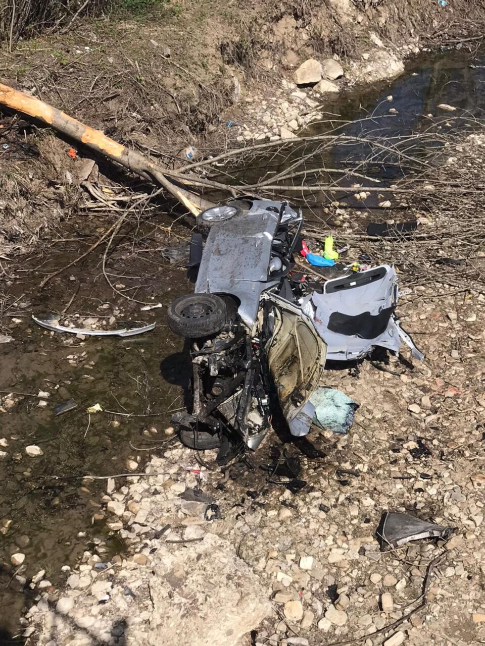 Un mort și un rănit grav după ce un BMW a zburat de pe șosea