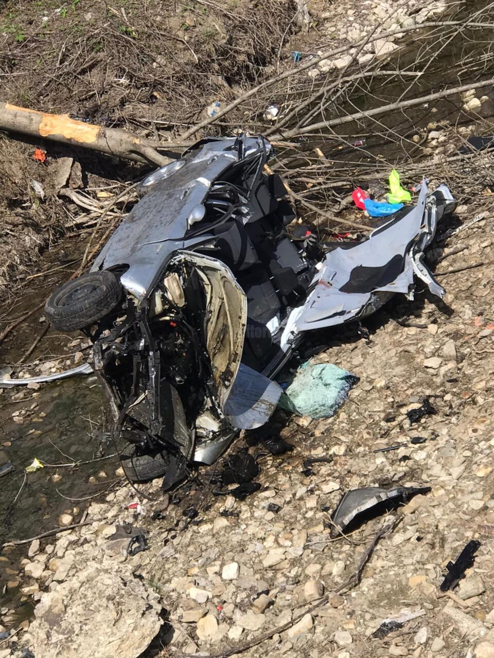 Un mort și un rănit grav după ce un BMW a zburat de pe șosea