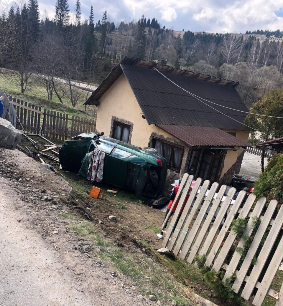 O persoană a rămas încarcerată după ce o mașină a rupt un gard și s-a răsturnat într-o curte