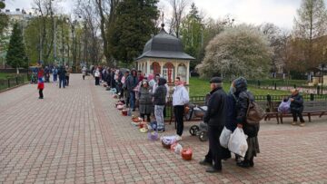 Coada cu coșurile pentru sfințit, la Cernăuți