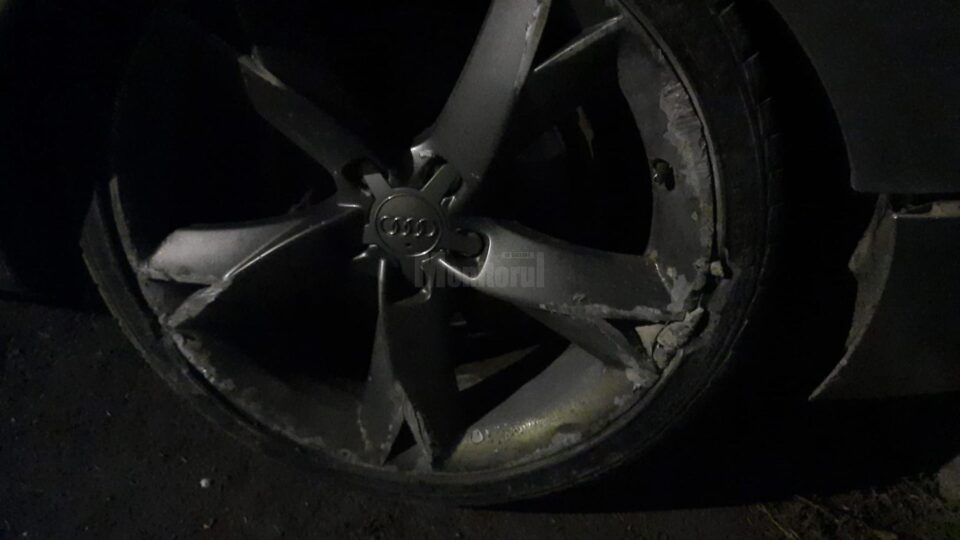 Roata de la autovehiculul marca Audi a lui Tiberiu Vatamaniuc indică urme de lovire
