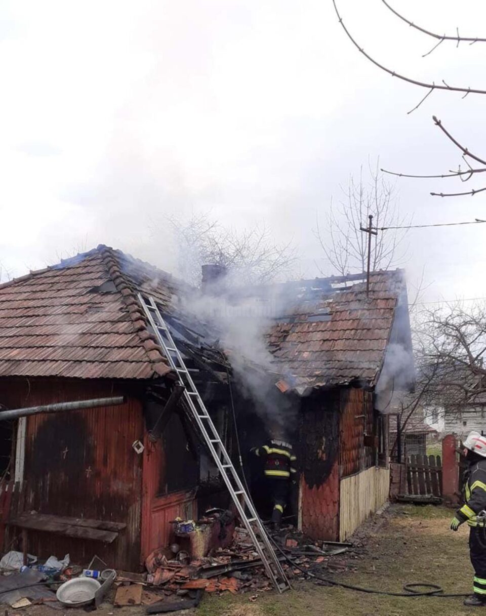Incendiul a pornit de la o candelă aprinsă
