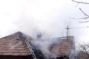 Incendiul a pornit de la o candelă aprinsă