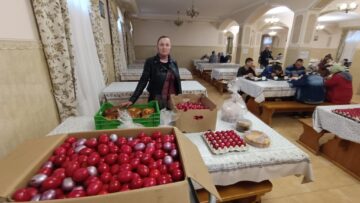 Ouă roșii și pască pregătite pentru refugiați