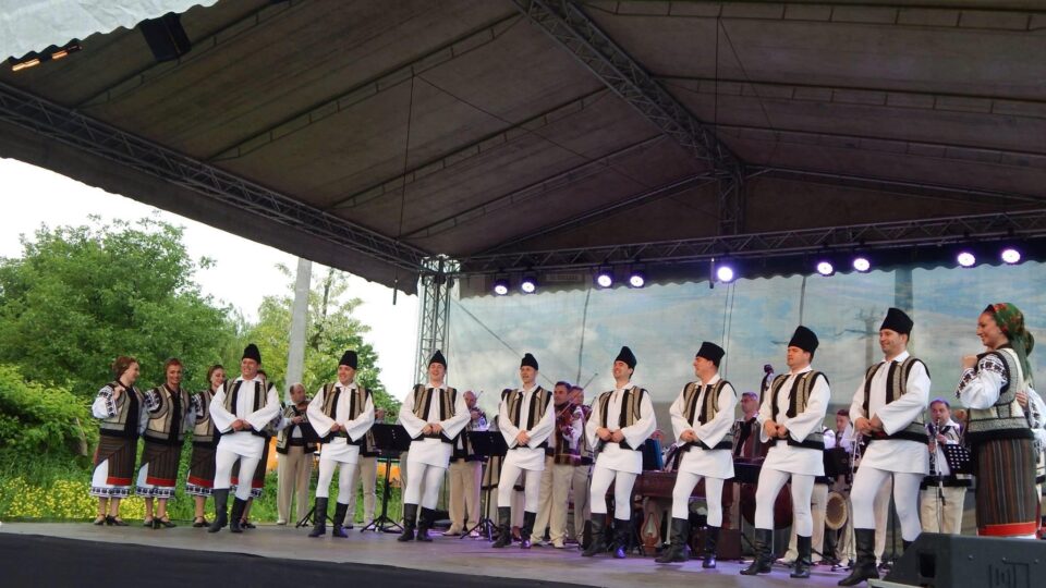 Membrii ansamblului folcloric Ciprian Porumbescu din Suceava