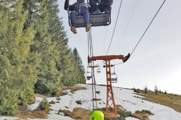 51 de persoane au rămas blocate în telescaun, la diferite înălțimi
