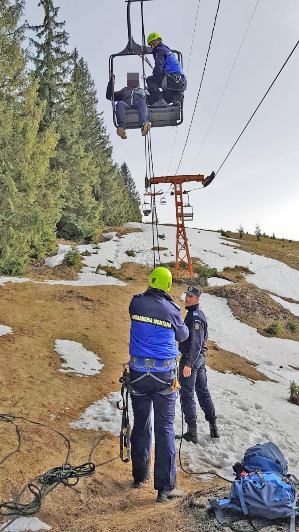 51 de persoane au rămas blocate în telescaun, la diferite înălțimi