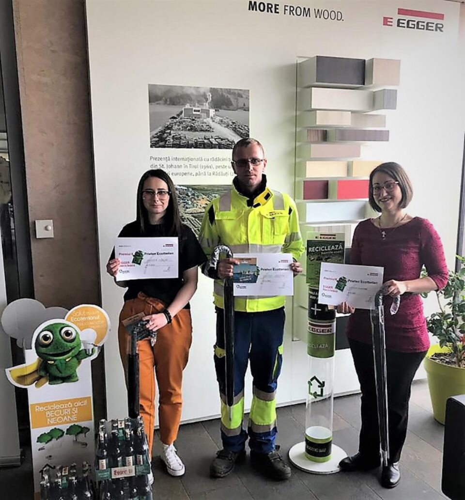 Angajații care au adus la reciclare cele mai multe deșeuri au fost premiați cu trei premii în produse și vouchere Angajații care au adus la reciclare cele mai multe deșeuri au fost premiați cu trei premii în produse și vouchere