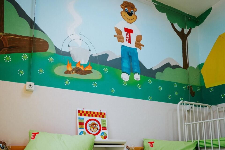 Tedi aduce un zâmbet copiilor bolnavi, prin lansarea proiectului ”Spitale colorate”