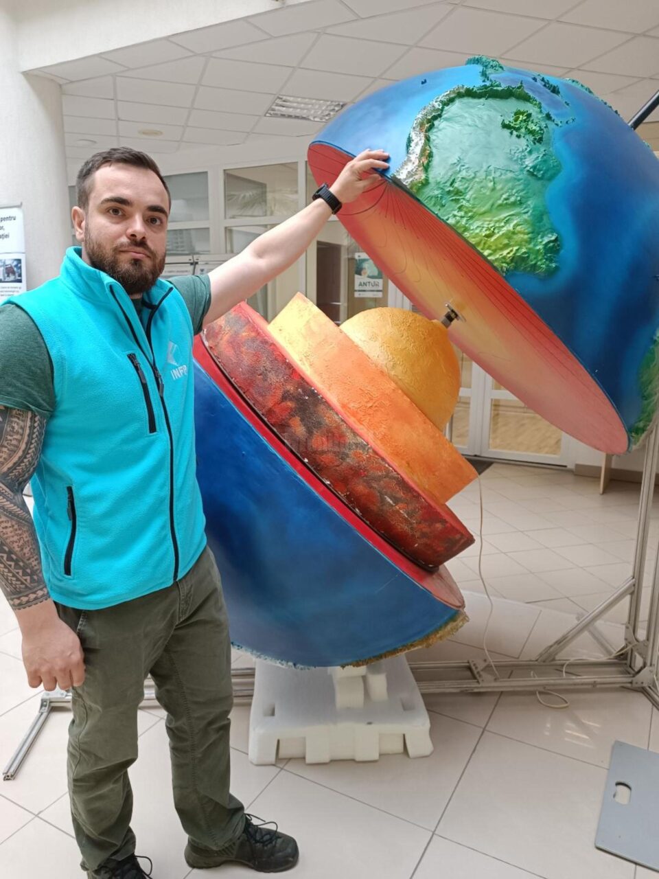 Eduard Năstase, cercetător în cadrul INFPT, prezentând structura internă a Pământului