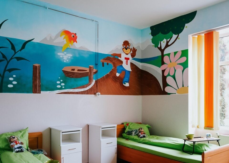 Tedi aduce un zâmbet copiilor bolnavi, prin lansarea proiectului ”Spitale colorate”