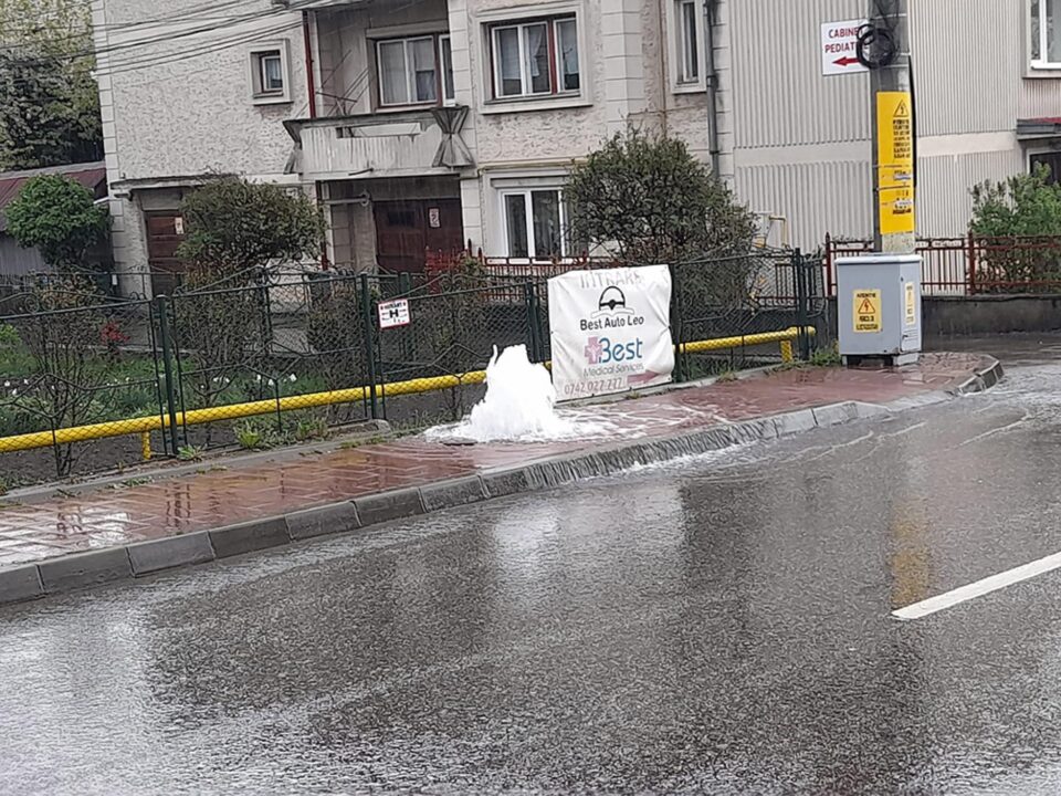 Apa revărsată în stradă, prin golirea unei conducte ACET, pentru remedierea unei avarii