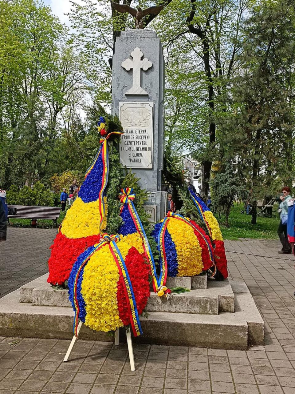 Flori depuse la Monumentul Eroilor de Ziua Veteranilor de Război