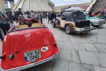 Peste 50 de vehicule istorice expuse și admirate ca adevărate vedete la „Retroparada Primăverii”