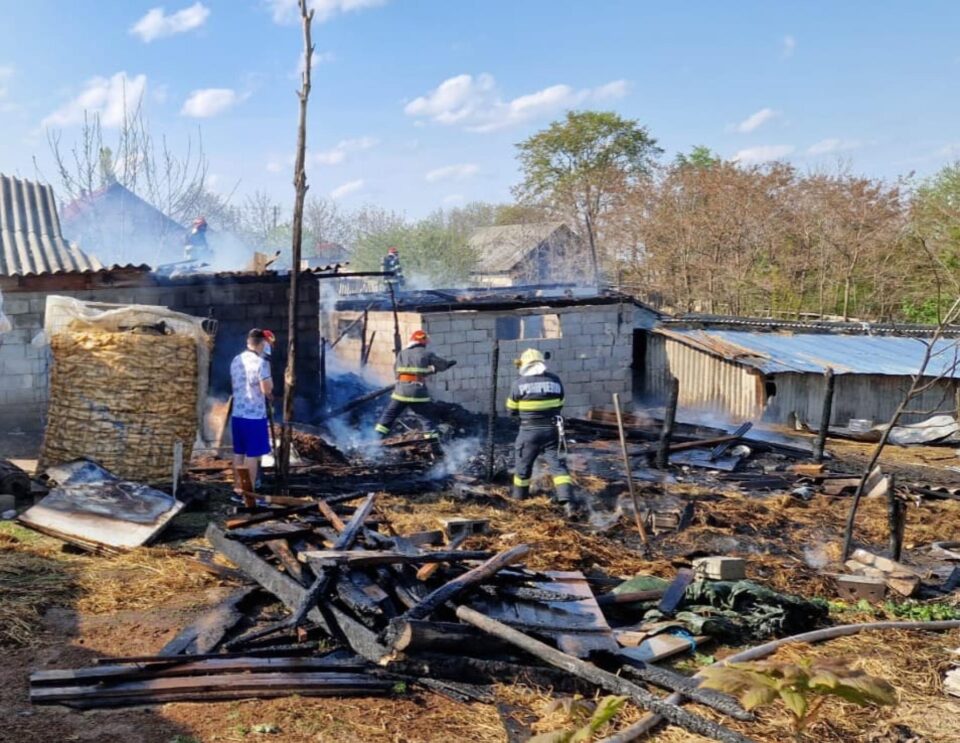 Pagube materiale serioase în urma unui incendiu provocat de doi copii care s-au jucat cu chibriturile