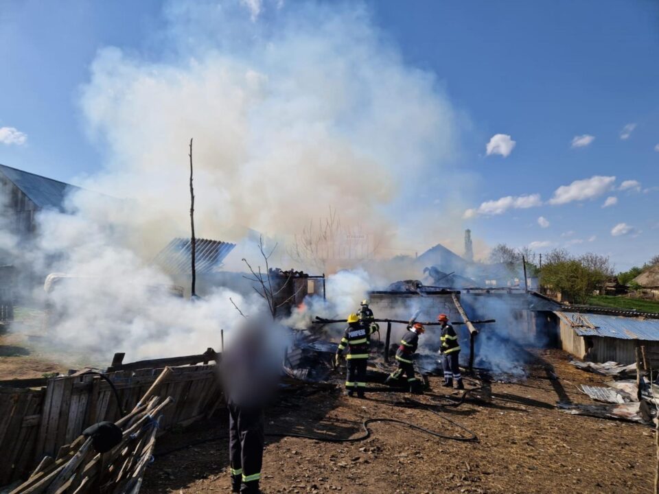 Pagube materiale serioase în urma unui incendiu provocat de doi copii care s-au jucat cu chibriturile