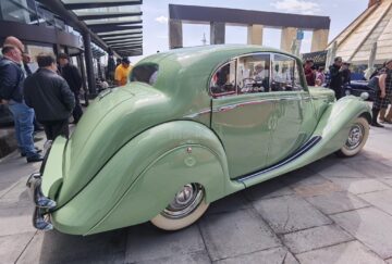 Peste 50 de vehicule istorice expuse și admirate ca adevărate vedete la „Retroparada Primăverii”