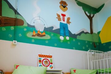 Tedi aduce un zâmbet copiilor bolnavi, prin lansarea proiectului ”Spitale colorate”