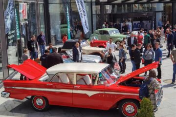 Peste 50 de vehicule istorice expuse și admirate ca adevărate vedete la „Retroparada Primăverii”