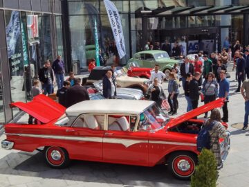 Peste 50 de vehicule istorice expuse și admirate ca adevărate vedete la „Retroparada Primăverii”