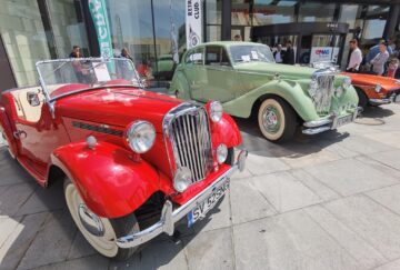 Peste 50 de vehicule istorice expuse și admirate ca adevărate vedete la „Retroparada Primăverii”