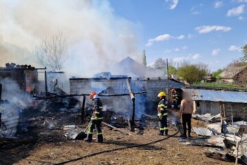 Pagube materiale serioase în urma unui incendiu provocat de doi copii care s-au jucat cu chibriturile