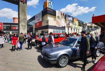 Peste 50 de vehicule istorice expuse și admirate ca adevărate vedete la „Retroparada Primăverii”