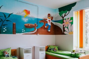 Tedi aduce un zâmbet copiilor bolnavi, prin lansarea proiectului ”Spitale colorate”