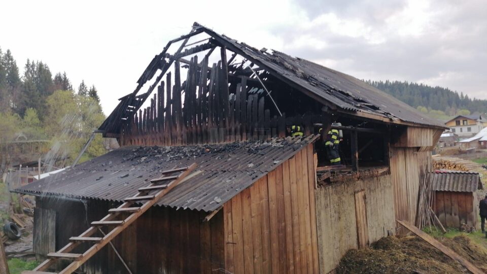A dat foc anexei pentru animale după ce a scăpat țigara aprinsă în fân