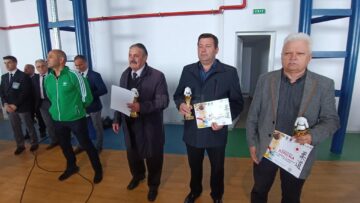 Reprezentantul firmei Ovimansard (cu verde), profesorul Mihai Airinei, viceprimarul din Ipotești și primarul din Fântânele