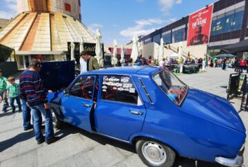 Peste 50 de vehicule istorice expuse și admirate ca adevărate vedete la „Retroparada Primăverii”