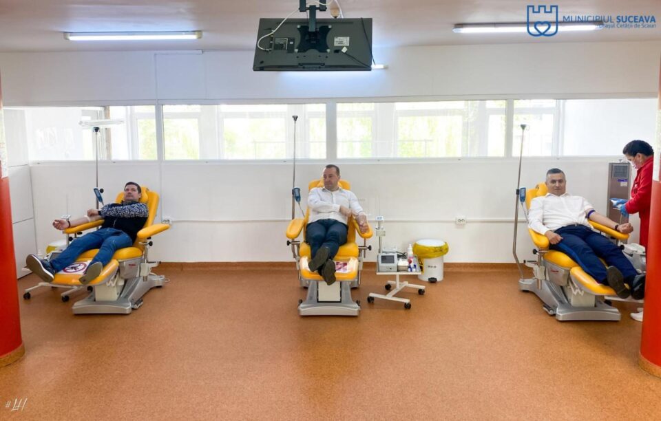 Viceprimarul Lucian Harșovschi, împreună cu managerul Spitalului Județean de Urgență Suceava, Dr. Alexandru Calancea, cu inspectorul-șef al Jandarmeriei Suceava, Ionel Postelnicu, la donat sange