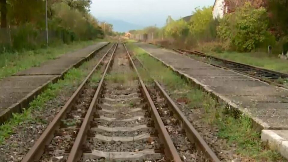 Cale ferată cu ecartament dublu, standard și rusesc, la intrarea în țară dinspre Ucraina