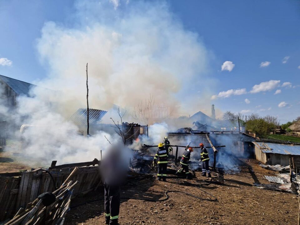 Pagube materiale serioase în urma unui incendiu provocat de doi copii care s-au jucat cu chibriturile