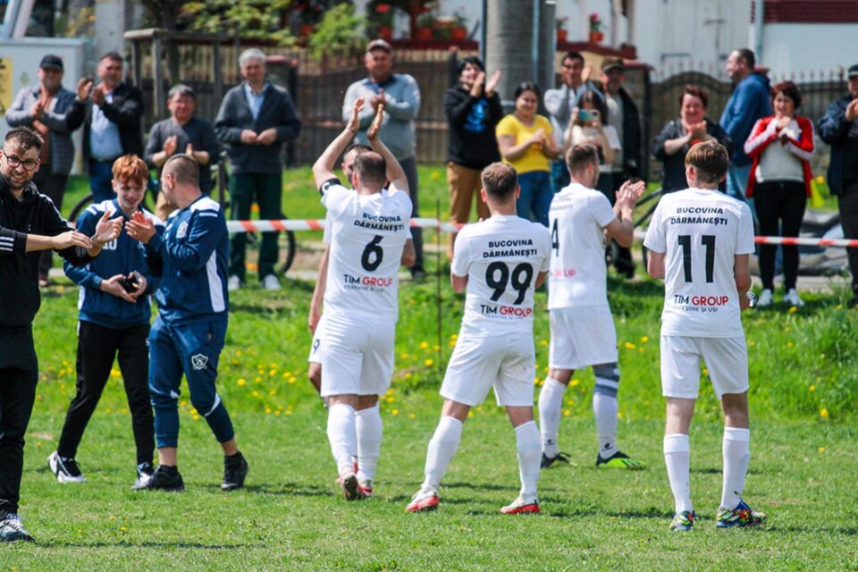 Fotbaliștii Bucovinei Dărmănești se bucură împreună cu fanii pentru victoria din meciul cu Siminicea Fotbaliștii Bucovinei Dărmănești se bucură împreună cu fanii pentru victoria din meciul cu Siminicea
