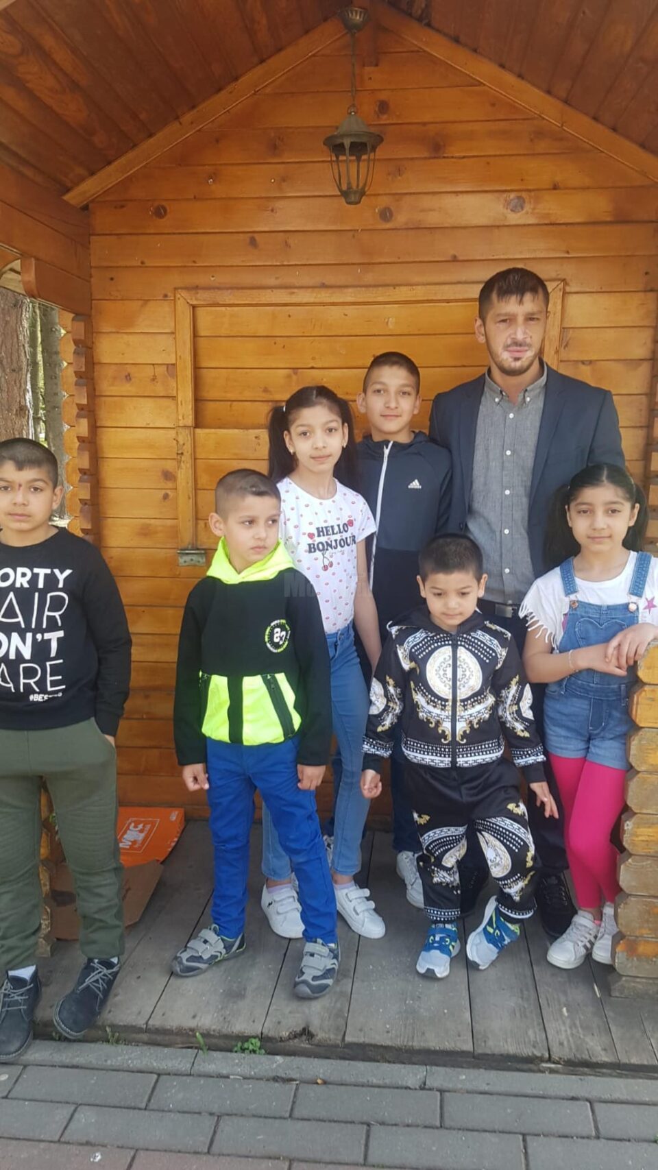 O familie cu șase copii din Rădăuți a rămas pe drumuri după un incendiu devastator O familie cu șase copii din Rădăuți a rămas pe drumuri după un incendiu devastator