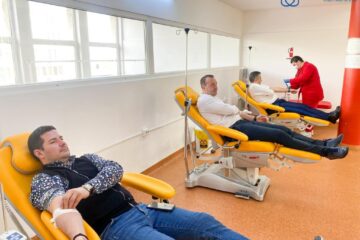 Viceprimarul Lucian Harșovschi, împreună cu managerul Spitalului Județean de Urgență Suceava, dr. Alexandru Calancea, cu inspectorul-șef al Jandarmeriei Suceava, Ionel Postelnicu, la donat sânge