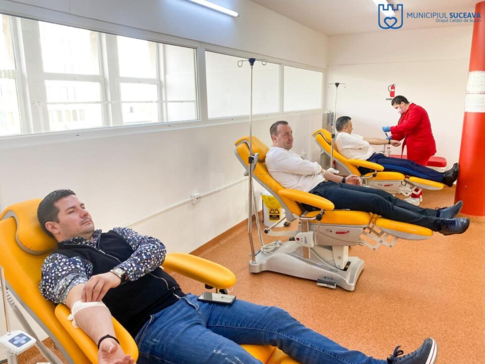 Viceprimarul Lucian Harșovschi, împreună cu managerul Spitalului Județean de Urgență Suceava, dr. Alexandru Calancea, cu inspectorul-șef al Jandarmeriei Suceava, Ionel Postelnicu, la donat sânge
