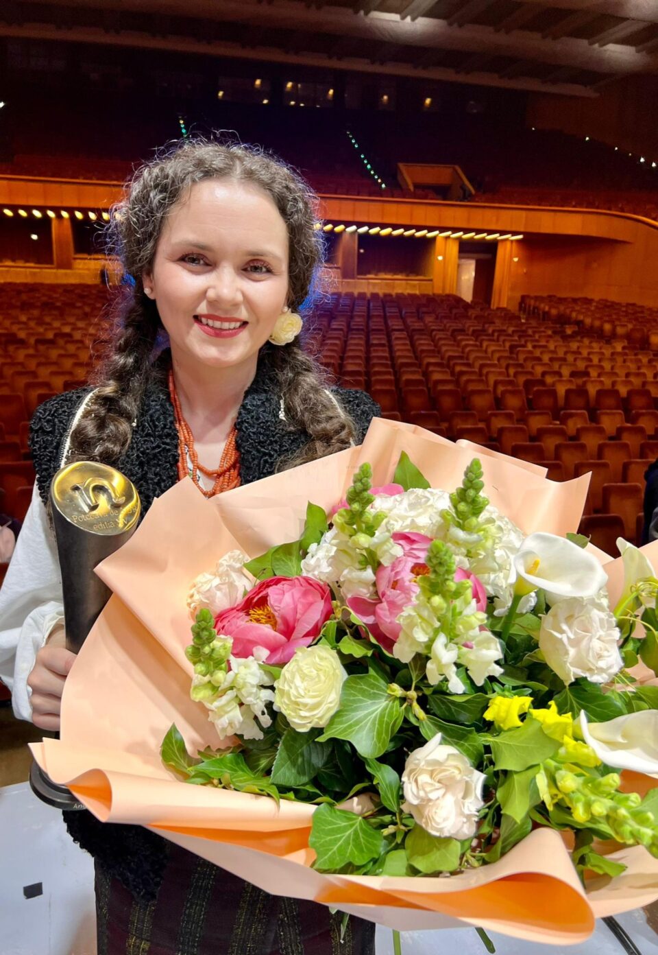 Interpreta de muzică populară Angelica Flutur a câștigat Trofeul „Potcoava de Aur”