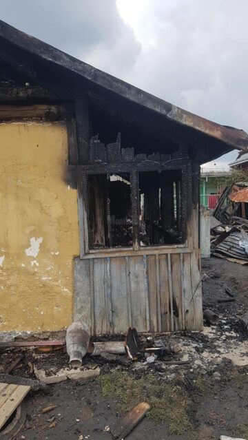 O familie cu șase copii din Rădăuți a rămas pe drumuri după un incendiu devastator